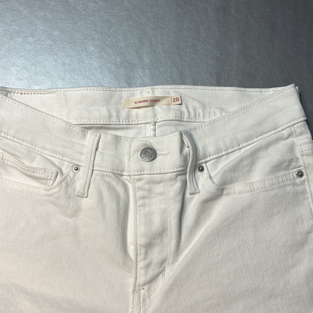 Levi’s slimming skinnies - Picture 3 of 6